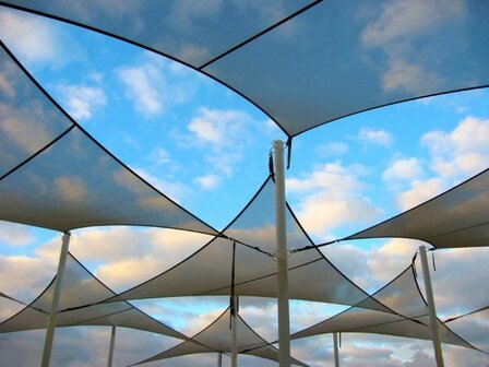 Outlet chaduwdoek 300x300x300cm Sahara Sand hdpe driehoek