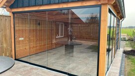 Aluxe glasschuifwand AL24 4 glaspanelen + zwart aluminium Aluxe glasschuifwand AL24 4 glaspanelen + zwart aluminium